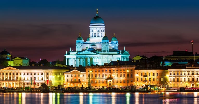 Tuomiokirkko on säilynyt yhtenä Helsingin klassikokohteista, niin päivä- kuin yöaikaan.