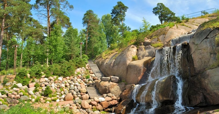 Kotkan Sapokan vesipuisto tarjoaa vehreän paikan rentoutua.