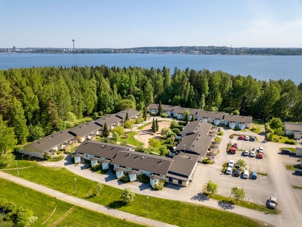 Monipuolista rivitaloasumista Näsijärven rantamaisemissa