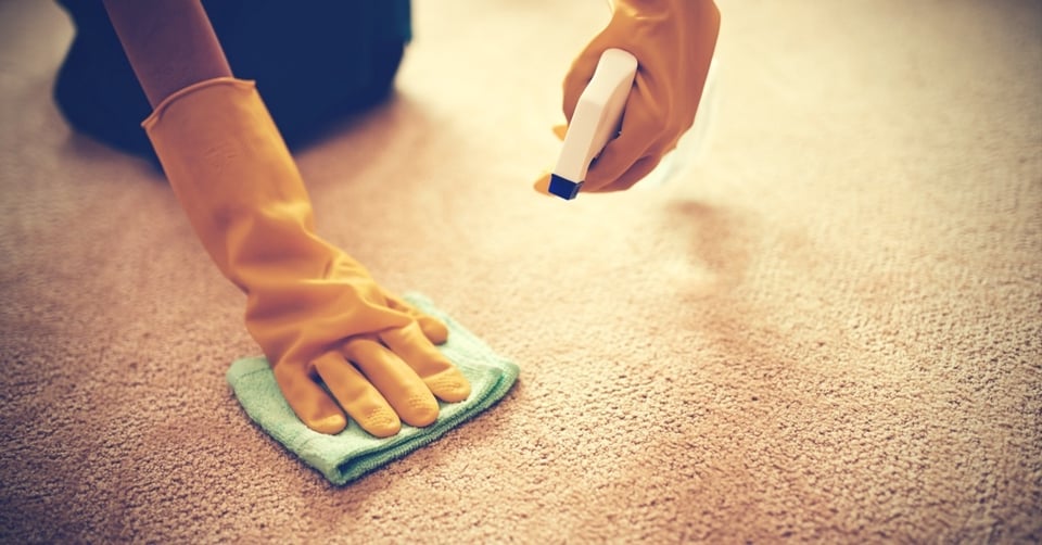 Tahran poistaminen matosta - Vinkkejä puhdistamiseen ilman mattopesuria